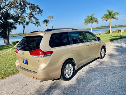 Used 2014 Toyota Sienna XLE image 7