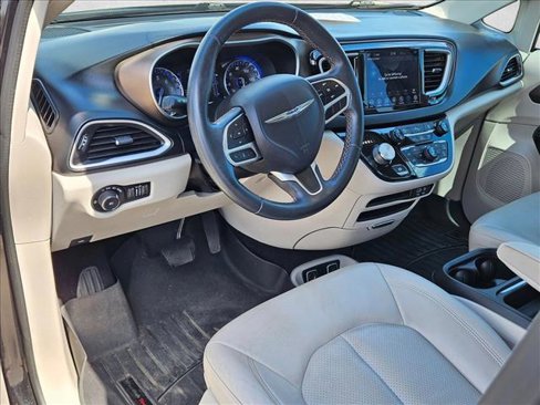 Certified 2018 Chrysler Pacifica Touring-L w/ Premium Audio Group image 10