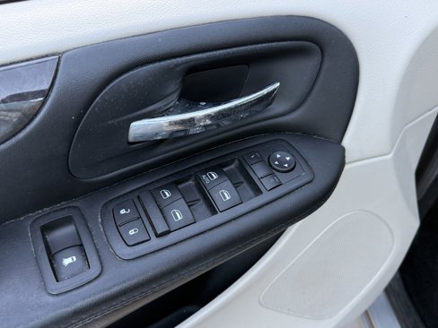 Used 2015 Dodge Grand Caravan SXT w/ UConnect Hands-Free Group image 26