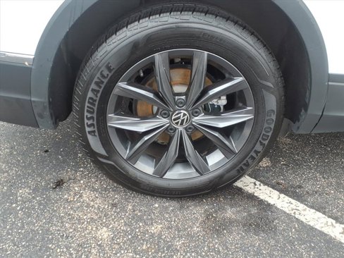 Certified 2022 Volkswagen Tiguan SE image 9
