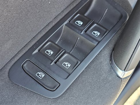 Used 2016 Volkswagen e-Golf SE image 18