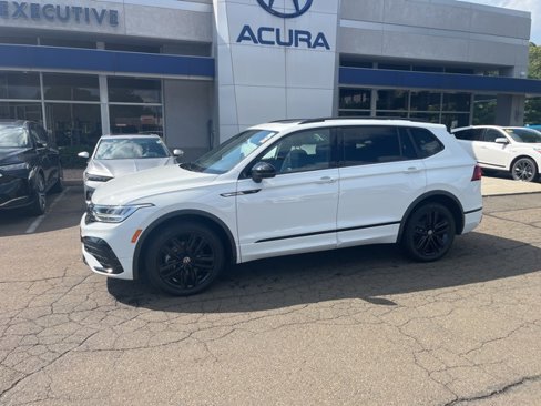 Used 2022 Volkswagen Tiguan SE R-Line image 32