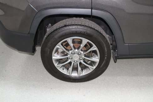 Used 2019 Jeep Cherokee Latitude Plus w/ Cold Weather Group image 5