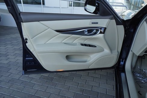 Used 2018 INFINITI Q70 Luxe image 16