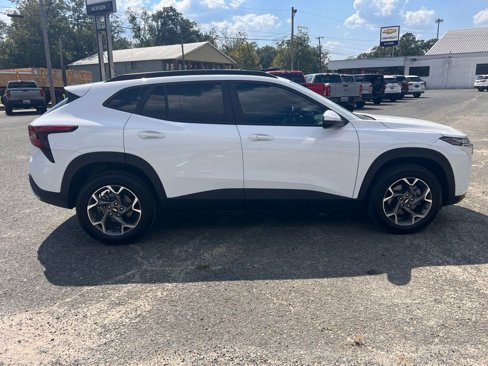 Used 2025 Chevrolet Trax LT w/ Sunroof Package image 9