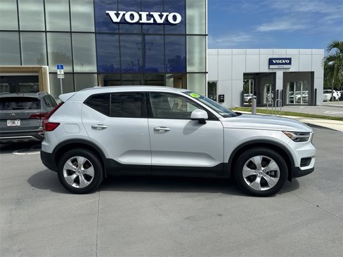 Used 2022 Volvo XC40 T4 Momentum image 5