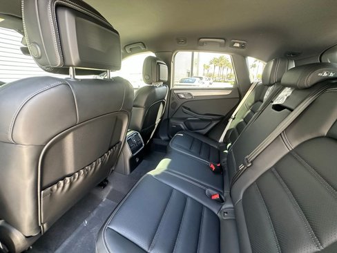 Used 2025 Porsche Macan image 26