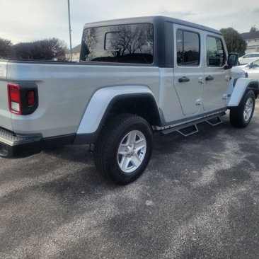 Used 2023 Jeep Gladiator Sport image 3