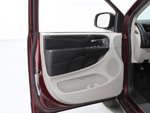 Used 2018 Dodge Grand Caravan SE image 4