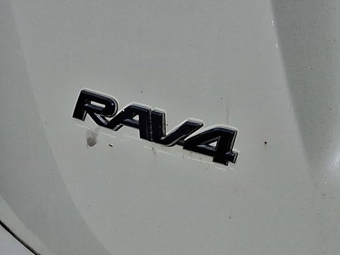 Used 2018 Toyota RAV4 LE image 5