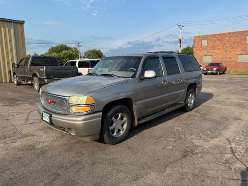 Used 2001 GMC Yukon XL Denali image 1