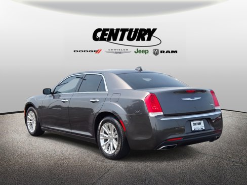 Used 2017 Chrysler 300 C image 6