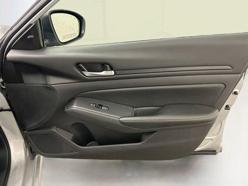 Used 2024 Nissan Altima 2.5 SV image 32