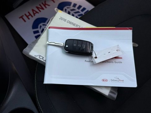 Used 2016 Kia Soul + image 6
