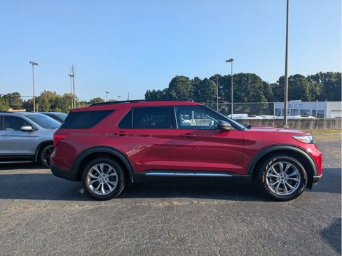 Certified 2022 Ford Explorer XLT w/ Equipment Group 202A image 5