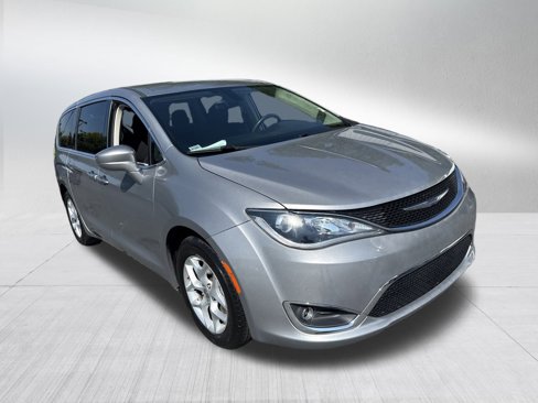 Used 2018 Chrysler Pacifica Touring Plus w/ Tire & Wheel Group image 3