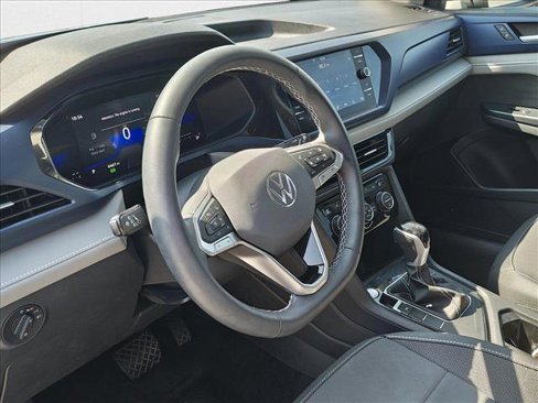 Certified 2024 Volkswagen Taos SE image 9