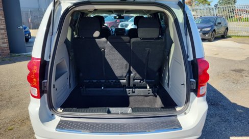 Used 2017 Dodge Grand Caravan SE w/ UConnect Hands-Free Group image 11