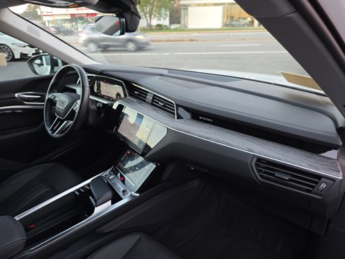 Used 2022 Audi e-tron Premium Plus w/ Premium Plus Package image 37