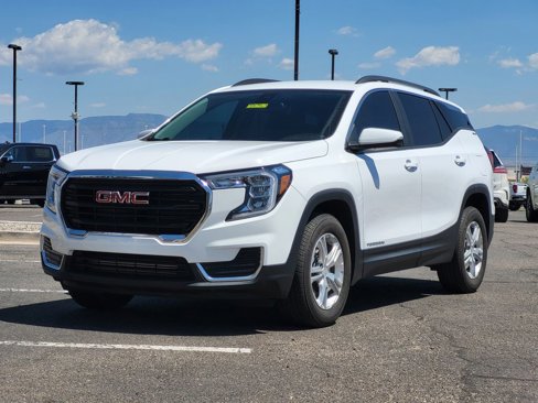 Used 2023 GMC Terrain SLE w/ Driver Convenience Package image 4