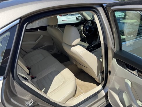 Used 2015 Volkswagen Passat TDI SEL Premium image 14