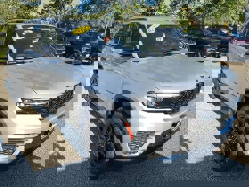 New 2025 Jeep Grand Cherokee Altitude image 2