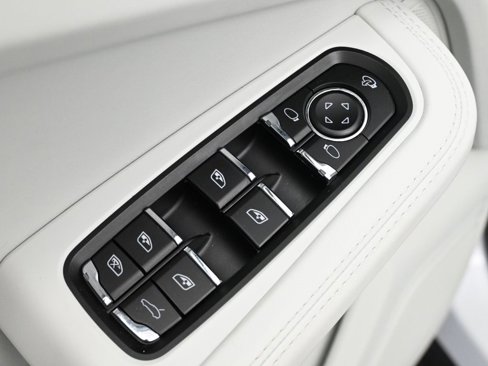 Certified 2025 Porsche Macan image 19