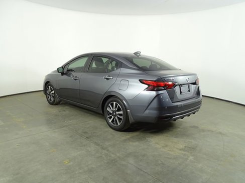 Used 2020 Nissan Versa SV image 3