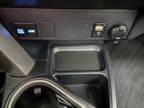 Used 2018 Toyota RAV4 LE image 19