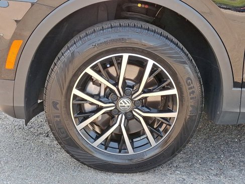 Certified 2021 Volkswagen Tiguan SE image 28