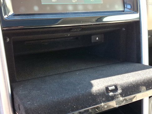 Used 2017 Land Rover Discovery HSE image 29