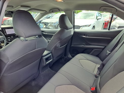 Used 2022 Toyota Camry LE image 5