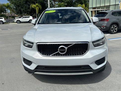 Used 2022 Volvo XC40 T4 Momentum image 3