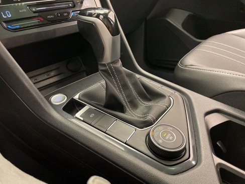 Used 2022 Volkswagen Tiguan SE w/ Panoramic Sunroof Package image 24