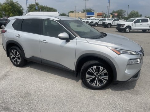 Used 2022 Nissan Rogue SV image 2