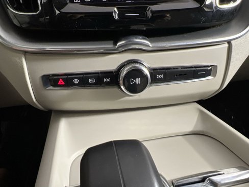 Used 2023 Volvo XC60 B5 Core image 18
