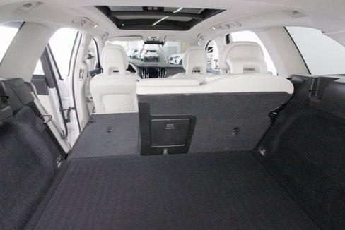Used 2018 Volvo XC60 T5 Momentum w/ Vision Package image 35