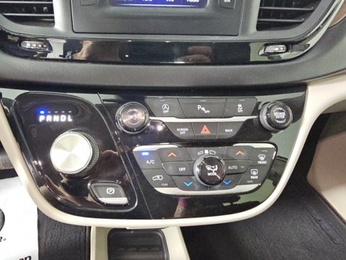 Certified 2017 Chrysler Pacifica Touring-L image 21