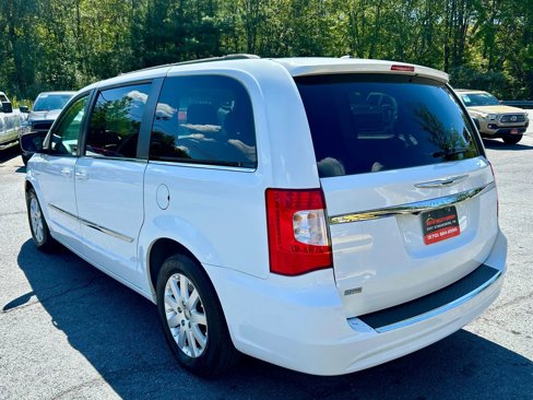 Used 2016 Chrysler Town & Country Touring image 6