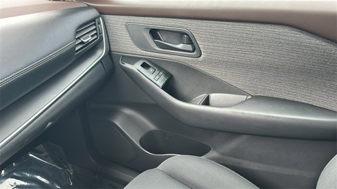Used 2023 Nissan Rogue S image 27