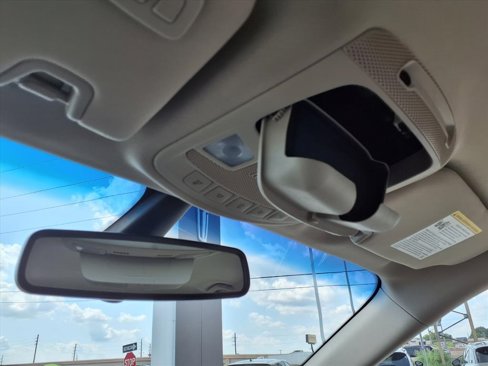 Used 2017 Lincoln Continental Select image 15