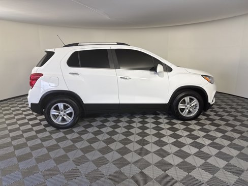 Used 2020 Chevrolet Trax LT w/ LT Convenience Package image 6