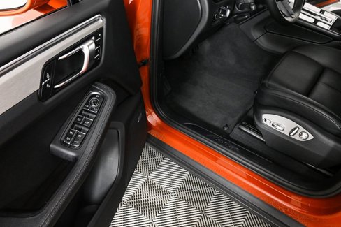 Certified 2022 Porsche Macan image 8