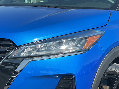 Used 2024 Nissan Kicks SR w/ SR Premium Package image 4
