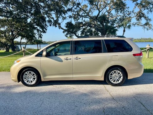 Used 2014 Toyota Sienna XLE image 3