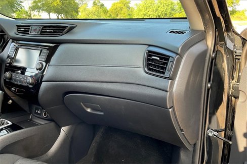 Used 2018 Nissan Rogue S image 16