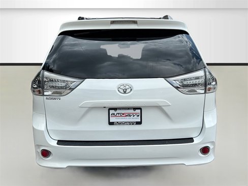 Used 2017 Toyota Sienna SE image 6