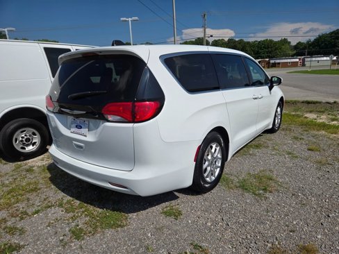 Used 2022 Chrysler Voyager LX image 4