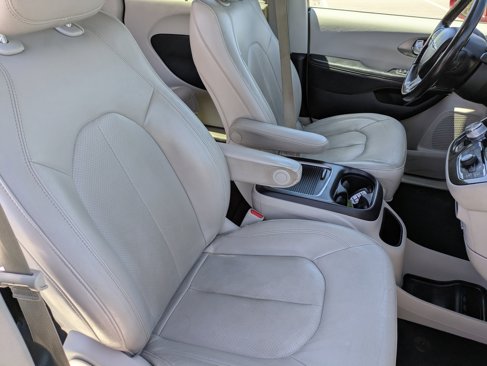 Used 2021 Chrysler Pacifica Touring-L image 12