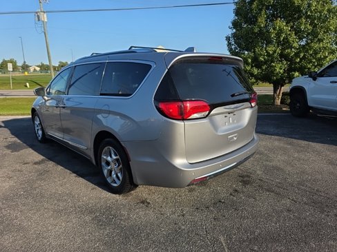 Used 2018 Chrysler Pacifica Limited image 3